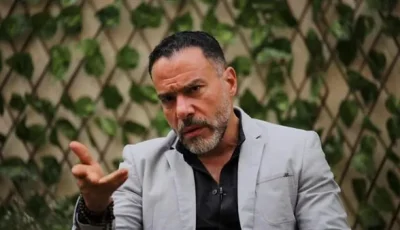 نشأت طفلًا مائلًا للعزلة وافتنت بالحضارة المصرية منذ أول كتاب اطّلعت عليه.