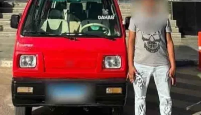 الداخلية تُلقي القبض على سائق قام بفتح أبواب السيارة أثناء القيادة، مما عرّض حياة المواطنين للخطر في الجيزة.