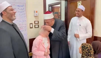 رئيس المعاهد الأزهرية يهدي 200 جنيه ويقبل رأس طفلة من ذوي الاحتياجات الخاصة