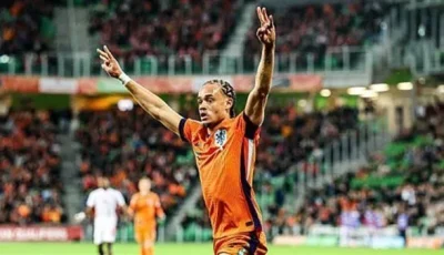 تنافس سعودي وأوروبي على تشافي سيمونز