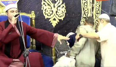 في عزاء بالسنبلاوين.. قارئ يُجبر خاطر شحاذ بآيات “العزة” (فيديو)