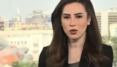 المذيعة تفاجأت بالقصف.. غارة إسرائيلية تهز شاشة تلفزيون سوريا (فيديو)