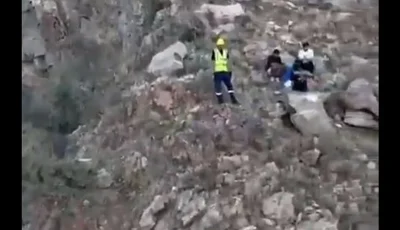 الدفاع المدني بمحافظة الطائف ينقذ 4 أشخاص احتجزوا في مرتفع جبلي بحي الهدا