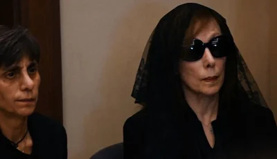 أول ظهور للفنانة فيروز في مراسم تشييع نجلها زياد الرحباني (فيديو)