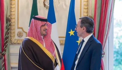وزير الداخلية يستعرض التعاون الأمني مع نظيره الفرنسي