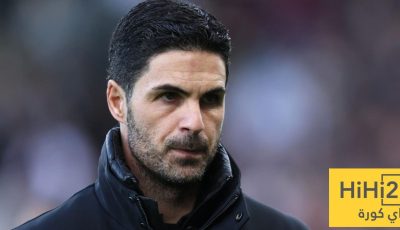 ملاك ارسنال يضعون الكرة بين اقدام المدرب ارتيتا