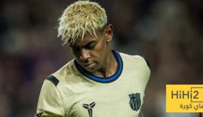فيديو.. لامين يلتقط صورة مع لاعب لاماسيا السابق قبل مغادرة ملعب سيول