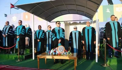 طلاب جامعة العلوم والتكنولوجيا يعبّرون عن إعجابهم بحفل التخرج