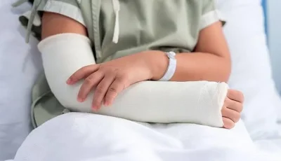 أبناؤها يتعرضون لإصابات متكررة على مدى سنوات طويلة.. كيف تتصرف؟