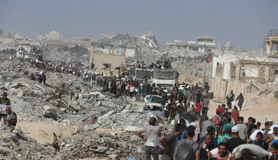 استشهاد ثمانية فلسطينيين من منتظري المساعدات وسط قطاع غزة