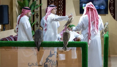 زوار ومشاركون خليجيون ودوليون في المزاد الدولي للصقور بالرياض وسط فرص استثمارية واعدة