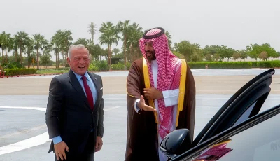 ملك الأردن يصل نيوم وولي العهد في مقدمة مستقبليه