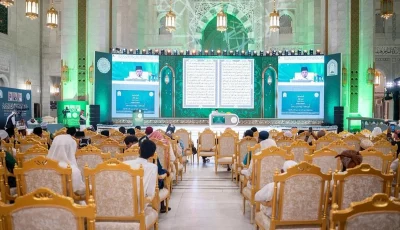 قاصدو المسجد الحرام يوثقون مشاهد مسابقة الملك عبدالعزيز الدولية للقرآن الكريم بالهواتف ويبثونها لذويهم حول العالم