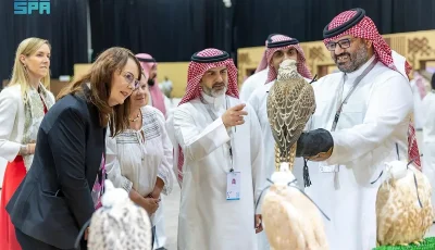 سفراء يزورون المزاد الدولي لمزارع إنتاج الصقور 2025