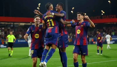 جماهير برشلونة تتابع مباراة فالنسيا من شرفات المنازل.. صورة