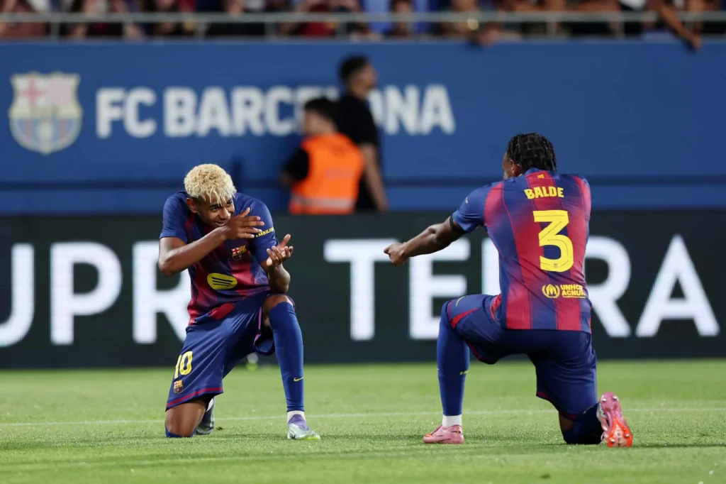 قلق داخل برشلونة بسبب مستوى ثنائي الدفاع