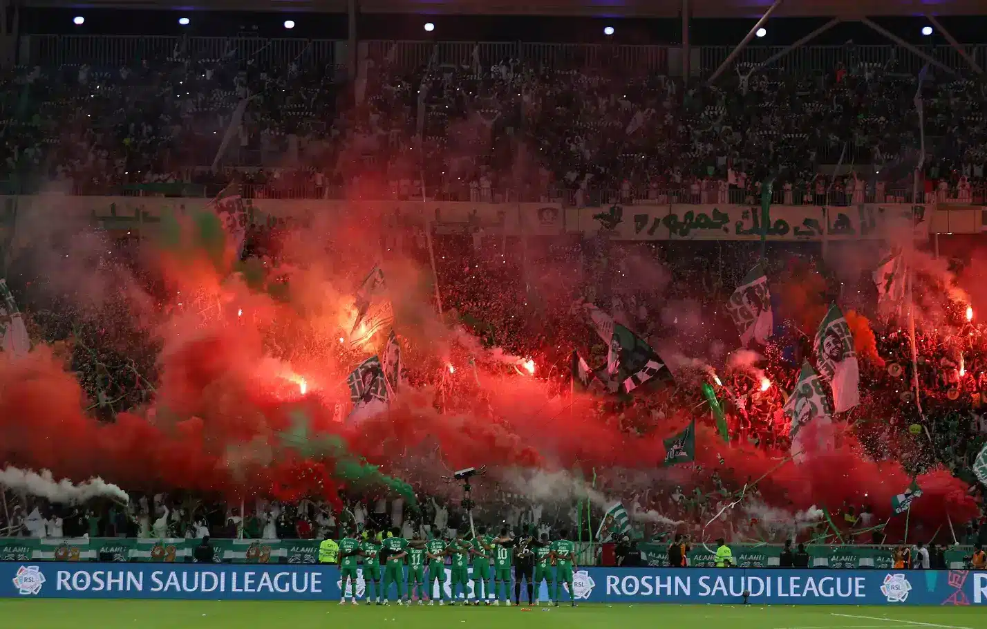 تقارير تكشف المسؤول عن رفع اللافتة المسيئة لـ الأهلي في مدرجات الديربي