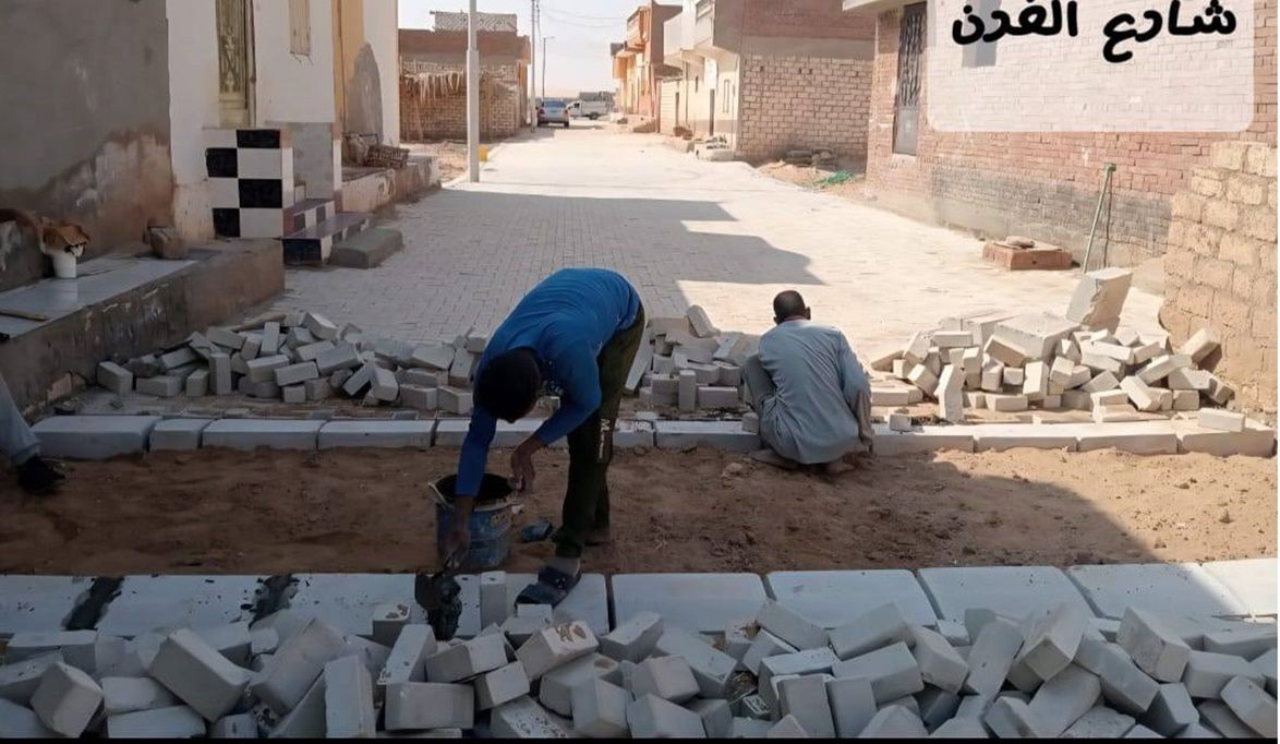 محافظ الوادي الجديد يعلن استكمال أعمال رصف وازدواج الطرق بالمر…