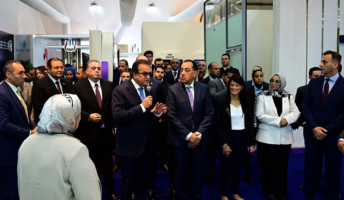 رئيس الوزراء يتفقد معرض “سمارت ديجيتال هيلث جيت” ويشيد بالتعاو…