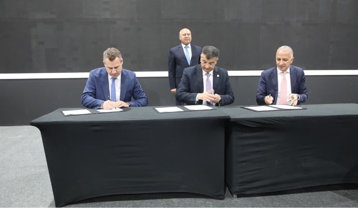 وزير الصناعة يشهد توقيع عقد إدارة وتشغيل شبكة القطار الكهربائى…