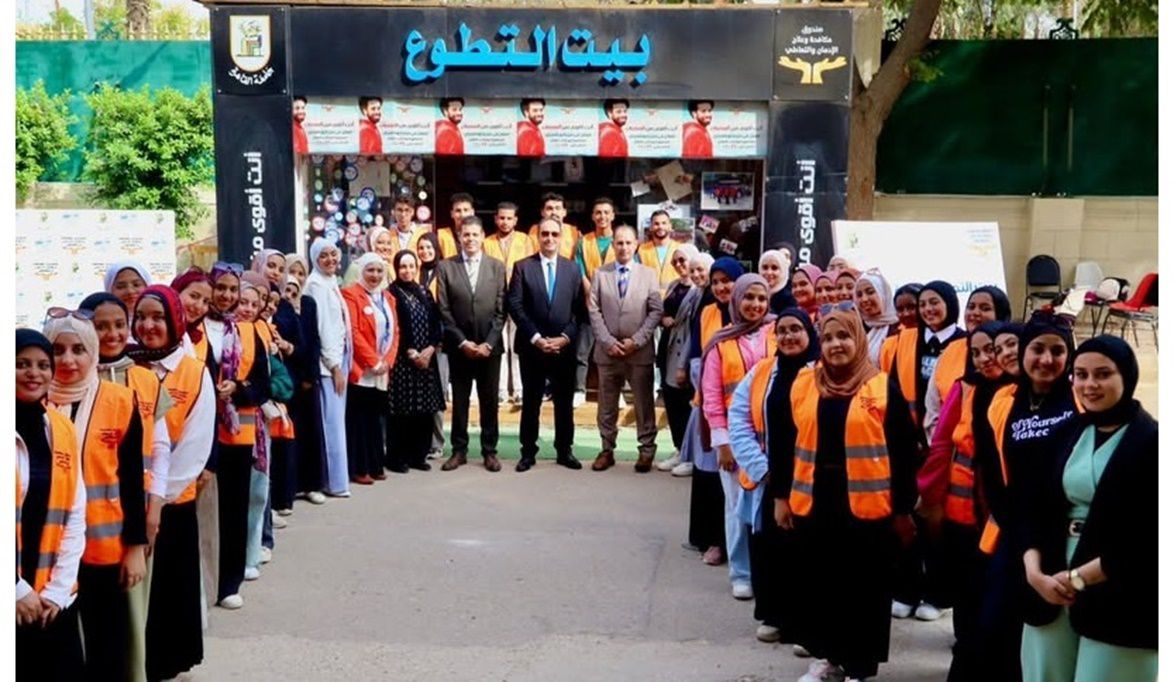 مدير صندوق مكافحة الإدمان يزور “بيت التطوع” بجامعة القاهرة ويل…