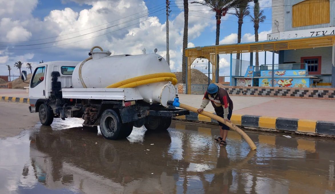 محافظ كفر الشيخ يتابع أعمال كسح مياه الأمطار بمصيف بلطيم…