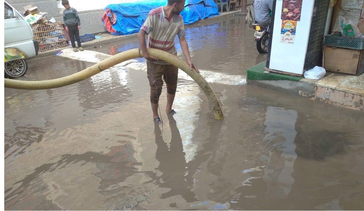 محافظة دمياط تُكثف الجهود لرفع تجمعات المياه وفتح الطرق بعد ال…