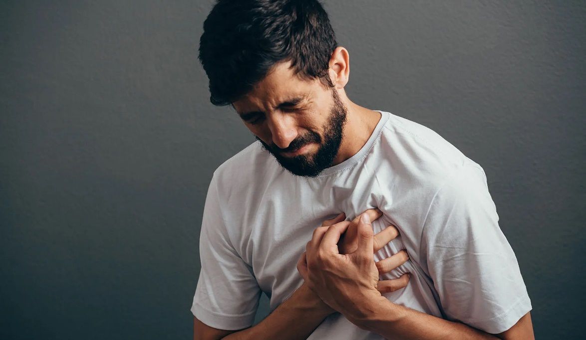 آلام الصدر وضيق النفس والتعرق إشارات لا …