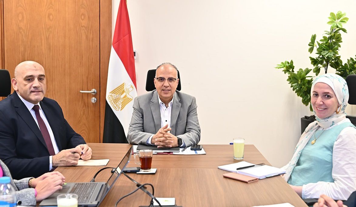 وزير الري يبحث التعاون سُبل مع هولندا لتحلية مياه الصرف الزراع…