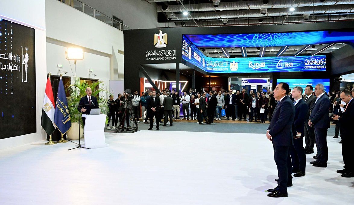 رئيس الوزراء يستمع لعرض تقديمي حول مشروعات وزارة الاتصالات وتك…