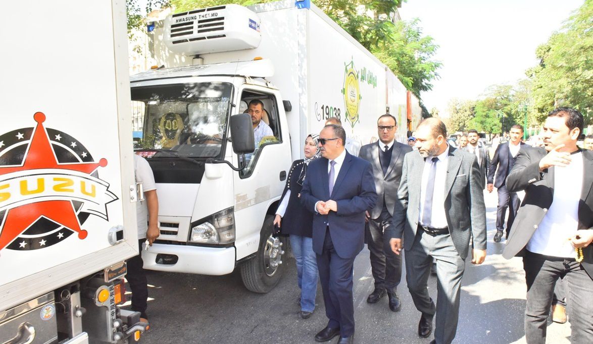 محافظ أسيوط يتفقد قافلة “البر والتقوى” لدعم الأسر الأولى بالرع…