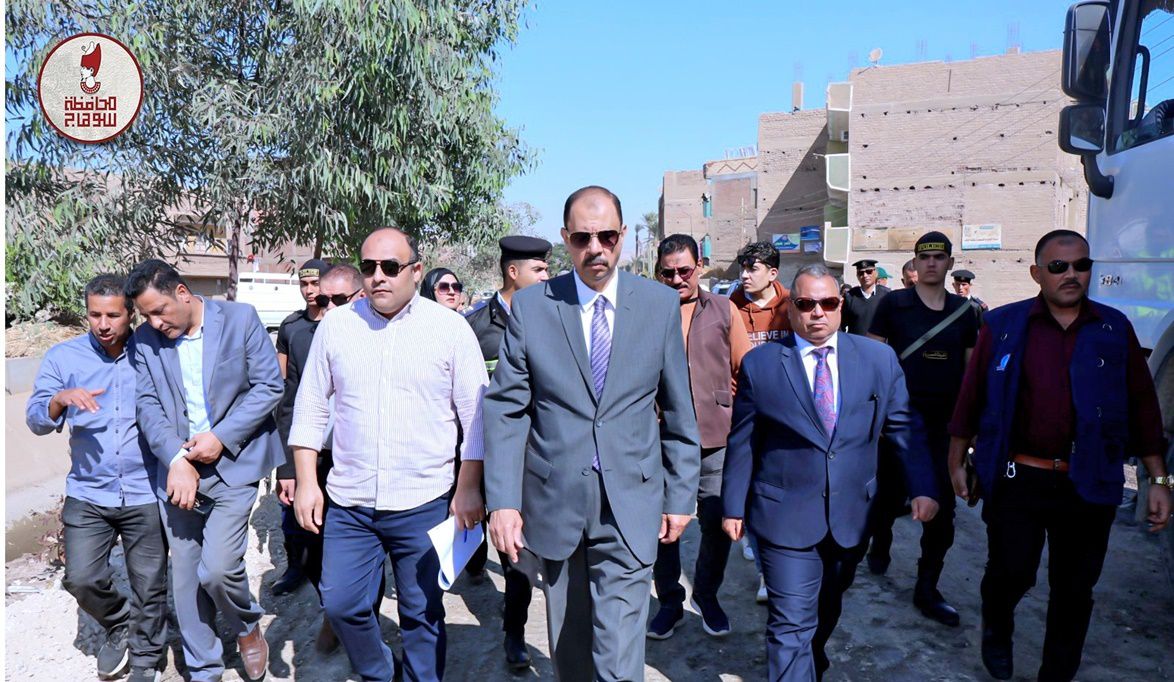 محافظ سوهاج يتفقد رصف طريق بناويط وجهينة بطول 9 كيلومترات ضمن …