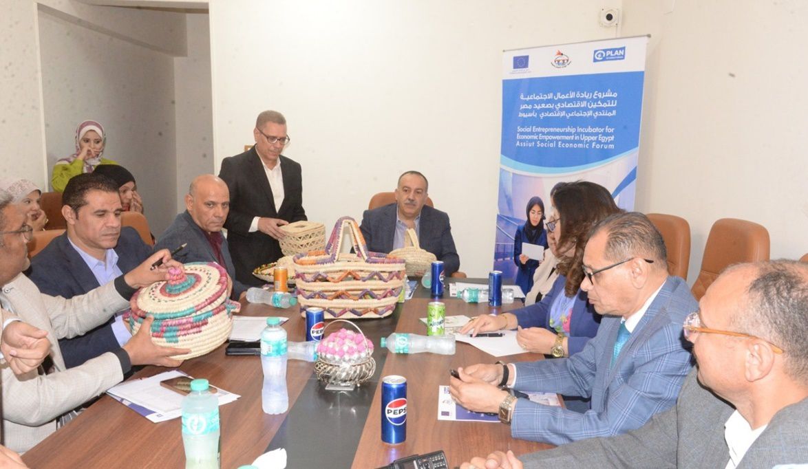 محافظ أسيوط يتفقد حاضنة سيدات الأعمال ويدعم مشاريع تمكين المرأ…