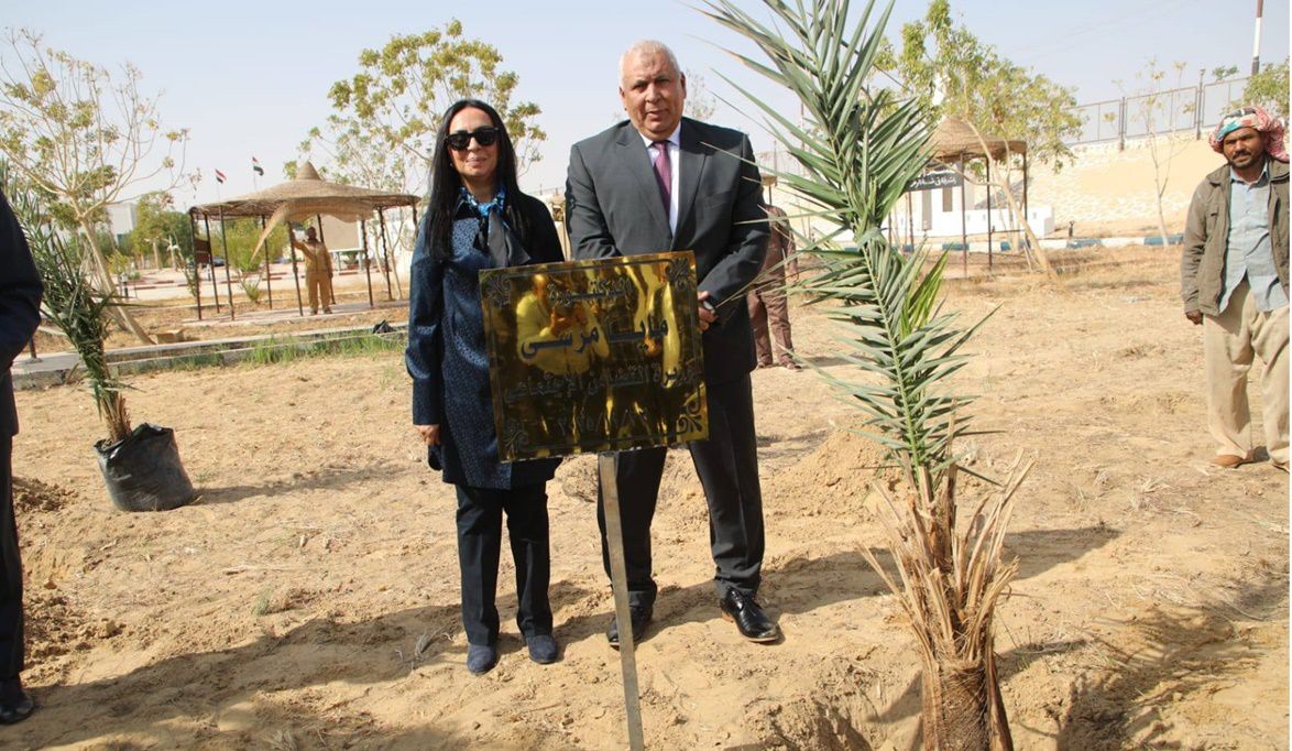 مايا مرسي تبدأ زيارتها للوادي الجديد بغرس نخلة ضمن مبادرة التو…
