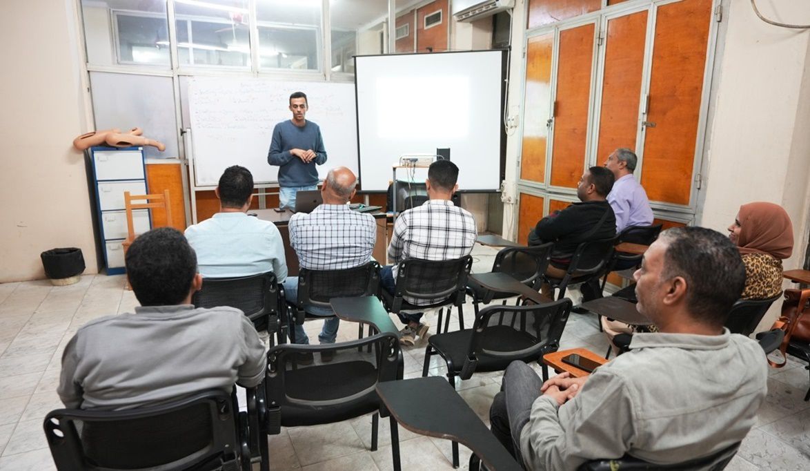 محافظ أسيوط يشدد على تطوير مهارات العاملين ودعم التحول الرقمي …