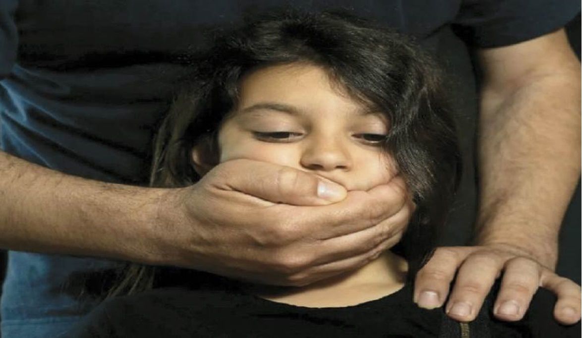 بالفيديو..أستاذ طب نفسي يوضح العلامات المبكرة لتحرش الأطفال وط…