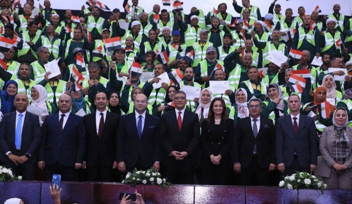 محافظ الجيزة يكرّم 170 عاملاً في أعمال التجميل بمحيط المتحف ال…