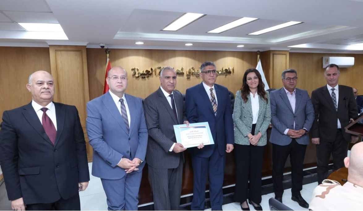 محافظ الجيزة يكرّم المهندس منصور بدوي لتطوير منظومة مياه الشرب…