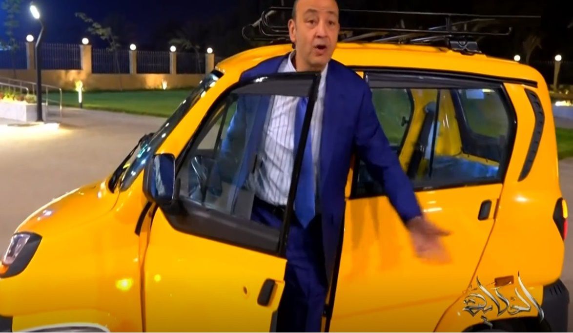 عمرو أديب يقتحم استوديو «الحكاية» بالسيارة الكيوت بديلة التوك …