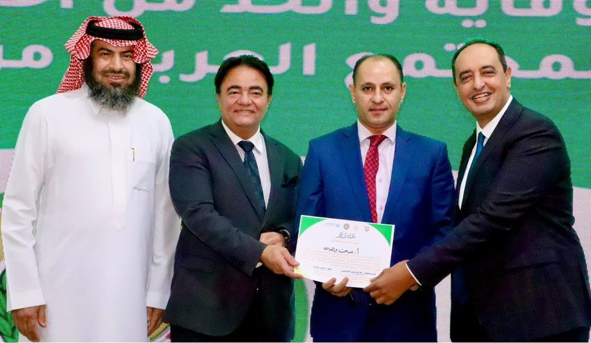 جامعة الدول العربية تكرم مدحت وهبه المستشار الإعلامي لصندوق مك…