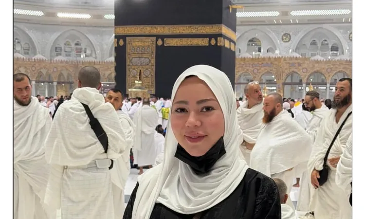 أسما إبراهيم تؤدي مناسك العمرة.. صور