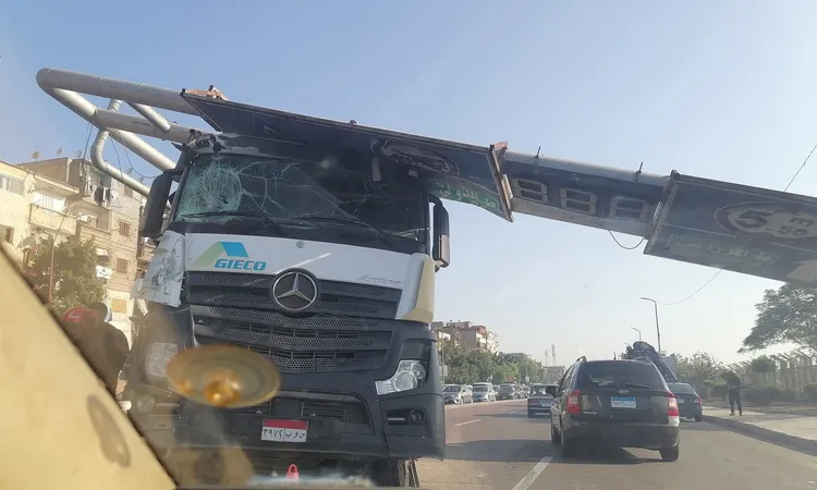سقوط إشارة مرور أعلى سيارة في اتجاه منطقة سموحة بالإسكندرية