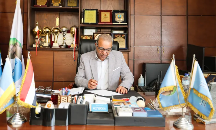 رئيس شركة الصرف الصحي بالإسكندرية يتابع أعمال التطهير بالمقار الانتخابية