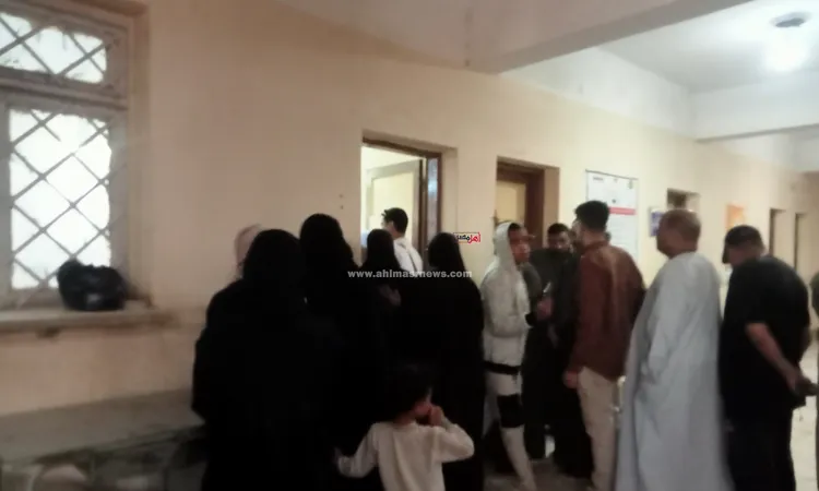 نساء ورجال.. إقبال المواطنين على اللجان في أول ساعة من بدء التصويت بـ انتخابات النواب بالأقصر