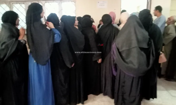 بـ”التوب والحبرة الصعيدي”.. سيدات إسنا يتصدرن المشهد فى أول ساعات بدء التصويت بانتخابات النواب بالأقصر