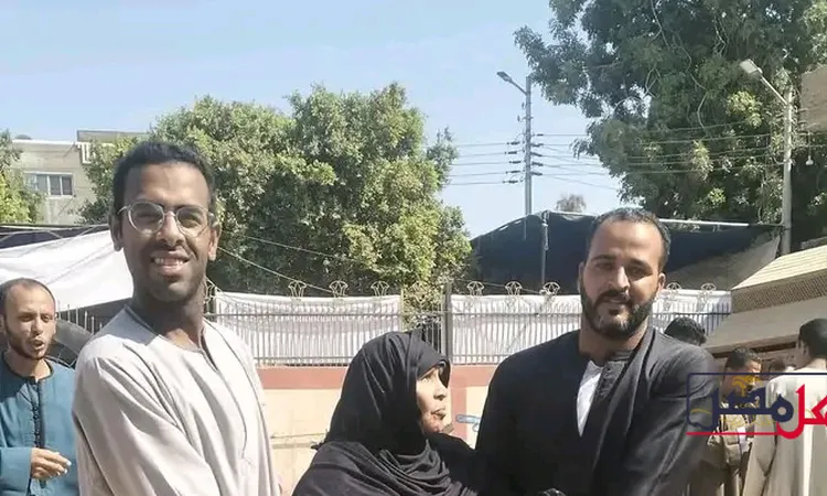 شايلينها على ايديهم.. مواطنين يحملون مسنة للإدلاء بصوتها فى انتخابات النواب بالأقصر