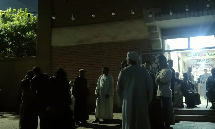 بالعكاز.. مسن من الوقف يدلي بصوته في الساعات الأخيرة من انتخابات مجلس النواب بقنا