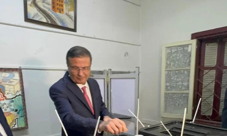 وزير الزراعة علاء فاروق يدلي بصوته في انتخابات مجلس النواب بلجنته الانتخابية في الإسكندرية