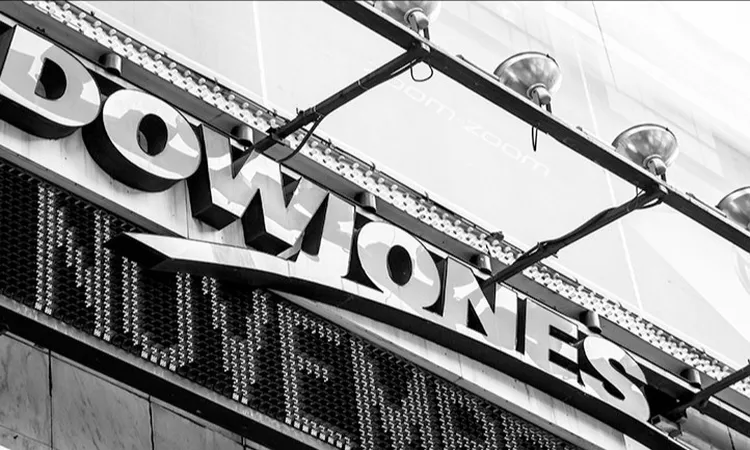 مؤشر داو جونز يتراجع عن مستوى قياسي ويخسر 300 نقطة ضمن موجة بيع واسعة النطاق بالسوق