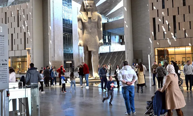 وزير السياحة يوجه باستمرار تطوير آليات تنظيم وإدارة حركة الزائرين للمتحف المصري الكبير